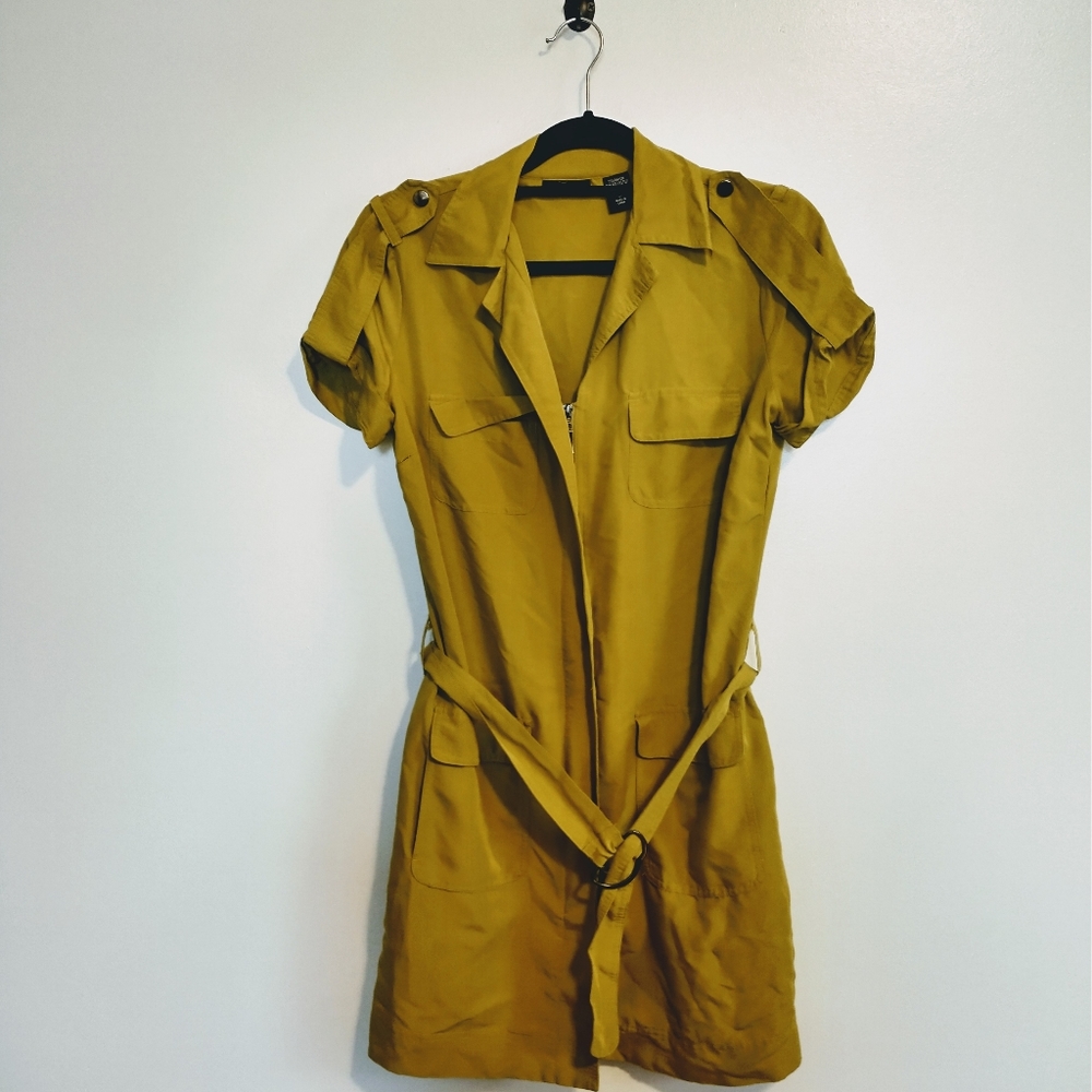 New York & Company shift yellow dress with collar and matching belt. Zipper fro